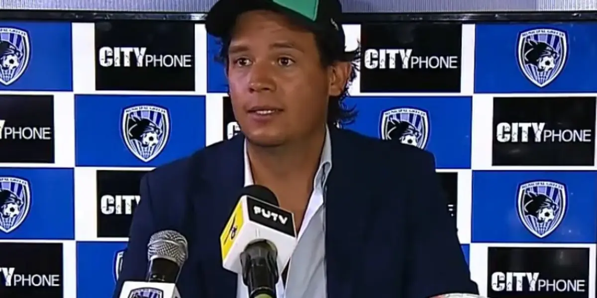 El momento protagonizado por el técnico de Grecia ya es conocida en muchos países.