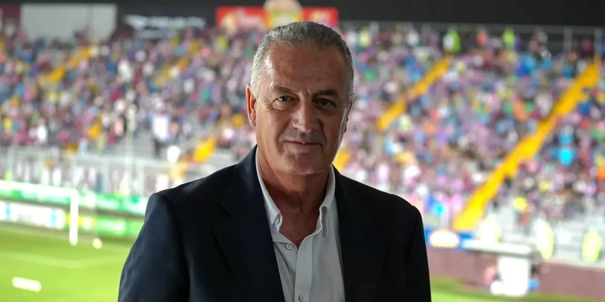 El nuevo técnico de La Sele estuvo en San Juan de Tibás viendo el duelo del sábado.