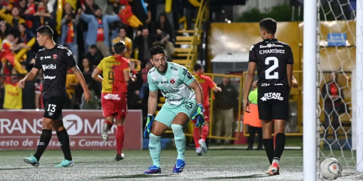 El partido se juega a las 6:00 p.m. y estas son las alineaciones