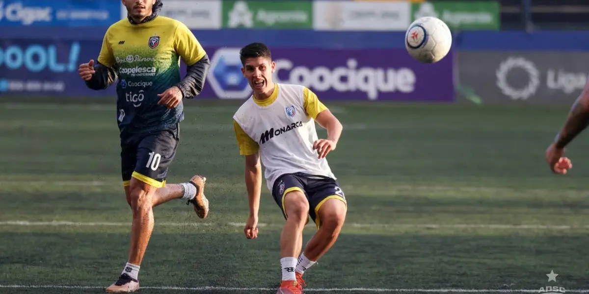 El sábado, el papá de Fabián Arroyo, jugador de San Carlos, falleció y el joven decidió jugar el partido, de ese día, para honrarlo