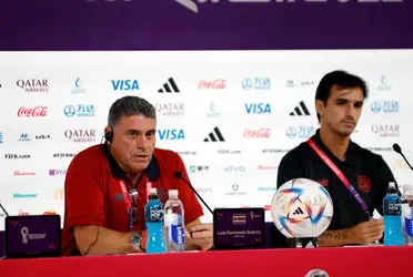 El timonel del equipo nacional le responde al ex futbolista.