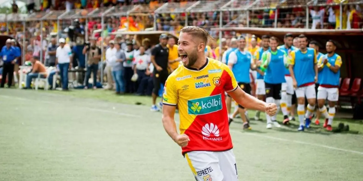 El volante florense regresó al país tras su paso por Asia.