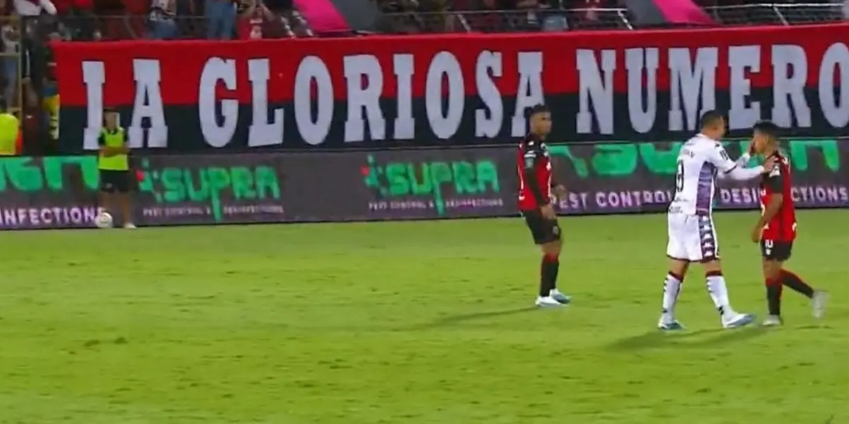 El volante morado dejó con 10 a su equipo en el primer tiempo