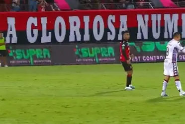 El volante morado dejó con 10 a su equipo en el primer tiempo