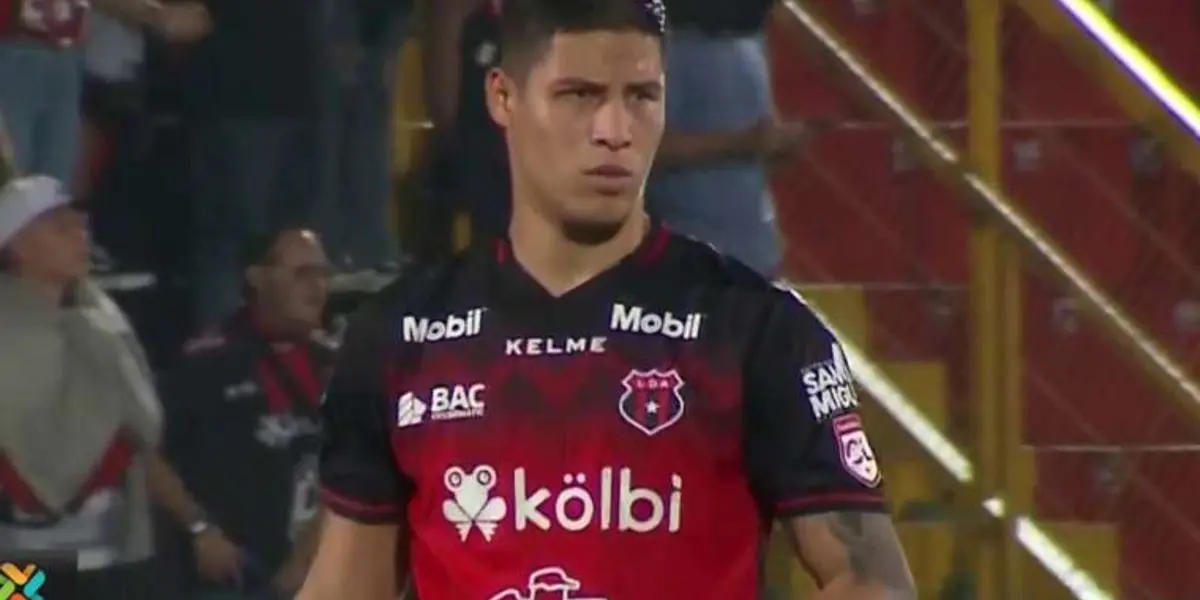 El zaguero de Alajuelense se fue expulsado en el duelo ante Saprissa tras una falta sobre Gerald Taylor.