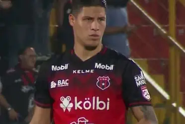 El zaguero de Alajuelense se fue expulsado en el duelo ante Saprissa tras una falta sobre Gerald Taylor.