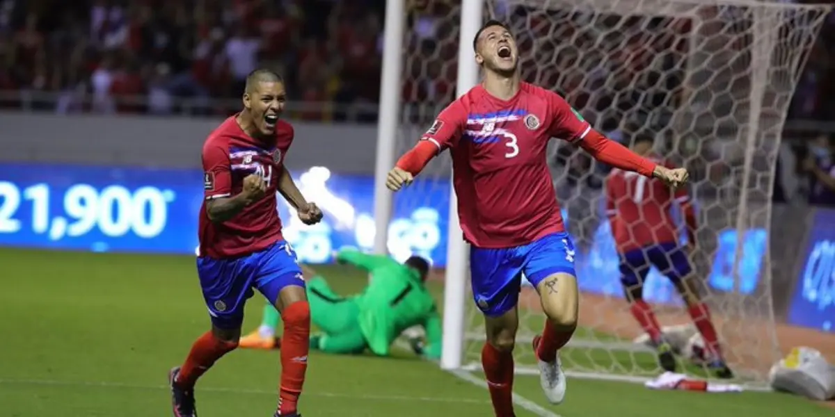 El zaguero de Millonarios de Colombia evidencia su dolor al tener que dejar a su equipo.