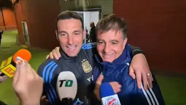 Entrenador de Argentina interrumpió una entrevista para darle un abrazo a Vivas
