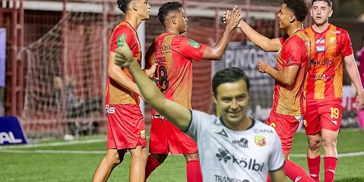 Erick Cubo Torres con los jugadores de Herediano. Foto: La Nación.