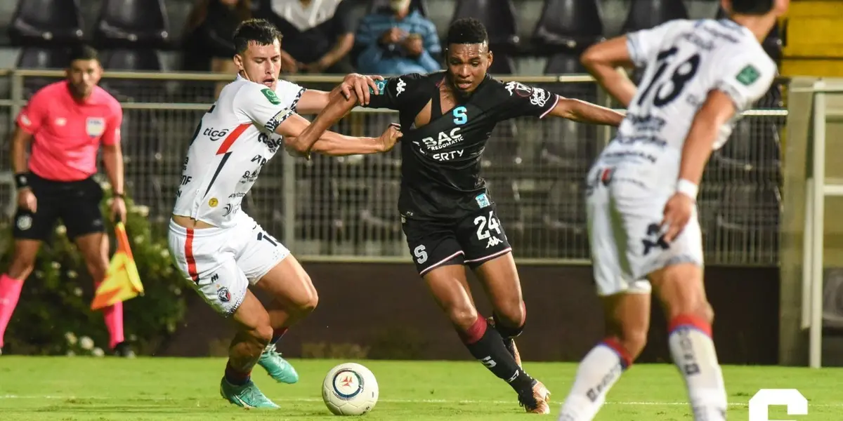 Esteban Alvarado se vistió de héroe al detener un penal en la tanda.