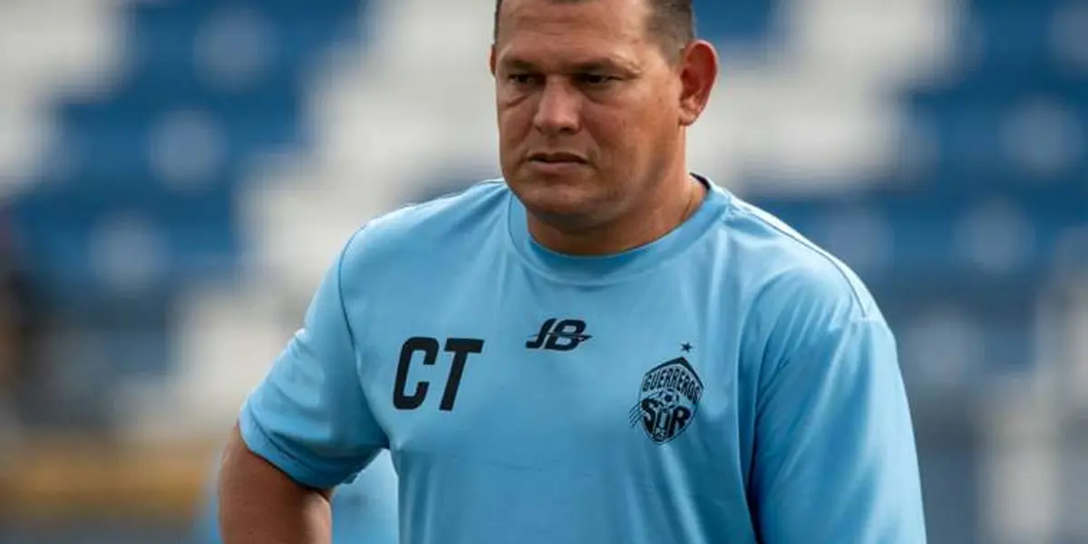 Estratega reveló que no está más en el banquillo por medio de redes sociales