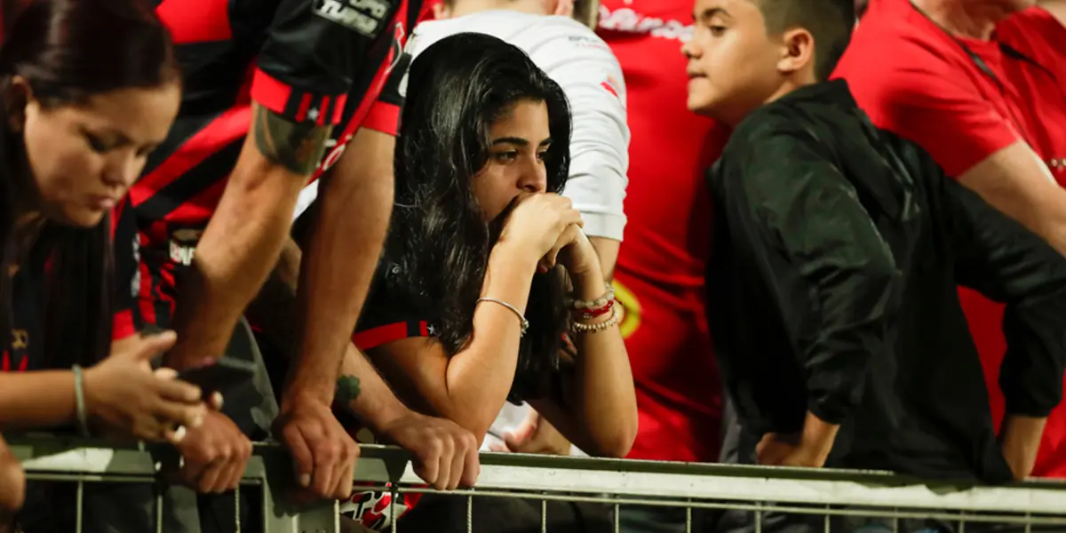 Fanáticos del club sacan de nuevo su furia contra el estratega