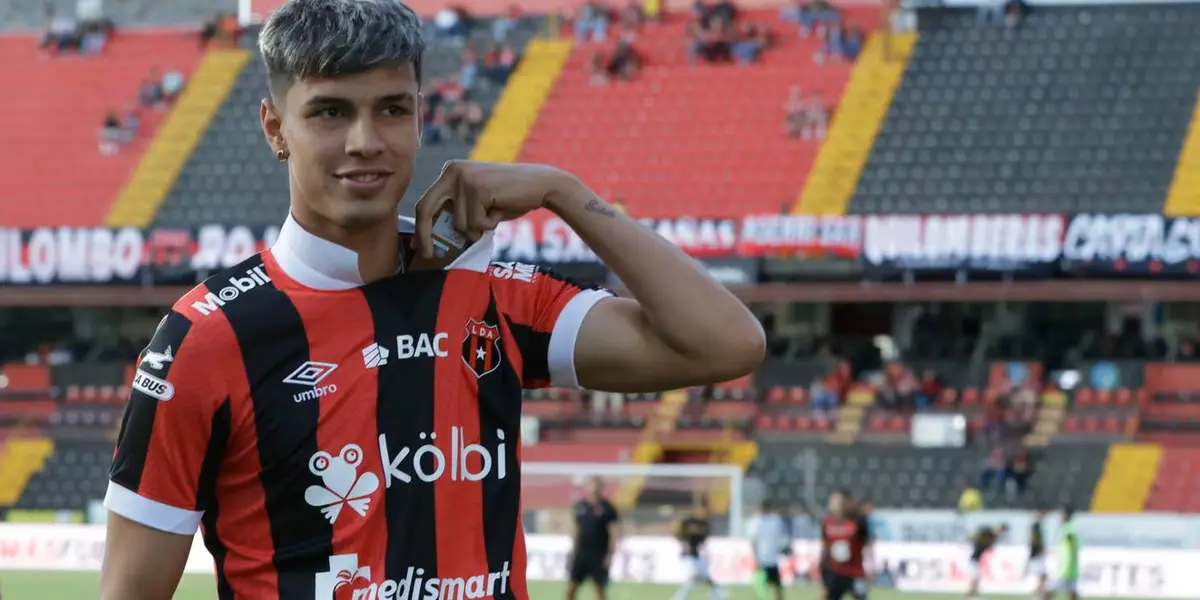 Fernando Lesme vistiendo la camisa de Alajuelense y el estadio atrás. Foto: LDA.