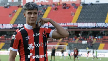 Fernando Lesme vistiendo la camisa de Alajuelense y el estadio atrás. Foto: LDA.