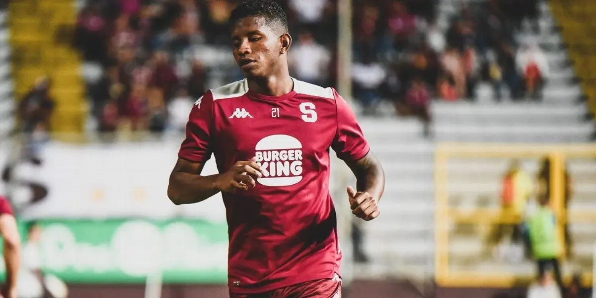 Fidel Escobar, el Comandante panameño, se unió a las filas del Deportivo Saprissa, siendo un desconocido para la afición morada, pero ahora se convirtió en un ídolo inamovible de la titular.