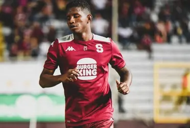 Fidel Escobar, el Comandante panameño, se unió a las filas del Deportivo Saprissa, siendo un desconocido para la afición morada, pero ahora se convirtió en un ídolo inamovible de la titular.
