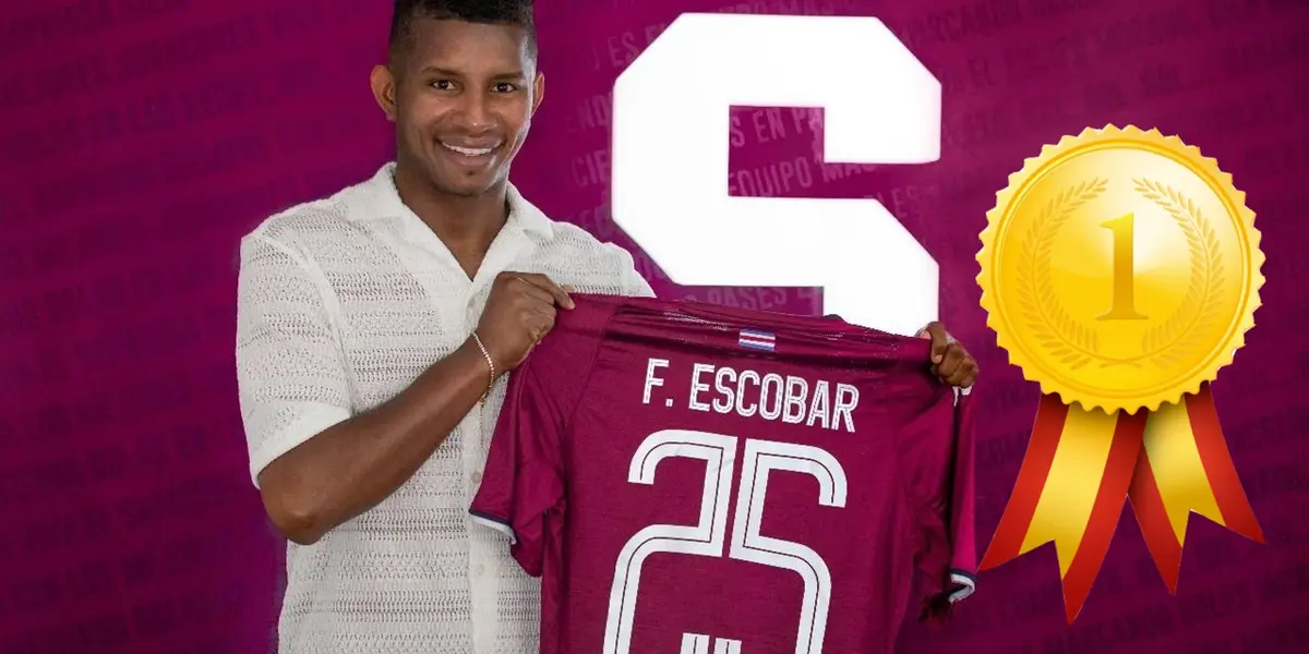 Fidel Escobar luciendo la camiseta de Saprissa. Foto: SAP.