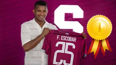 Fidel Escobar luciendo la camiseta de Saprissa. Foto: SAP.