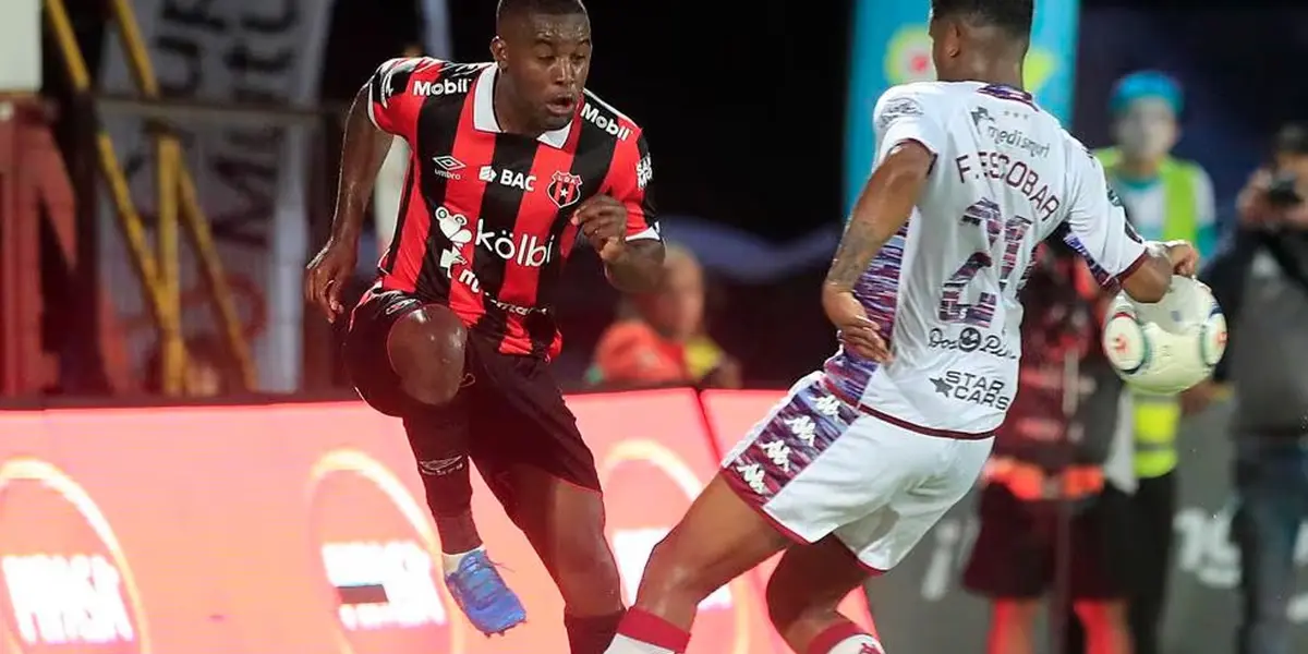 Fidel Escobar y joel Campbell en un Clásico nacional. Foto: LDA.