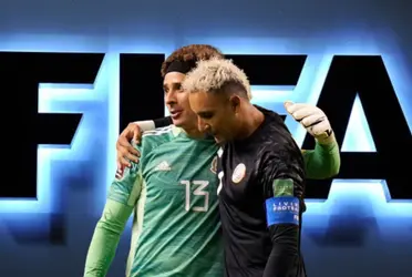 Guillermo Ochoa es uno de los arqueros que más le ha tocado pelear con Keylor Navas.