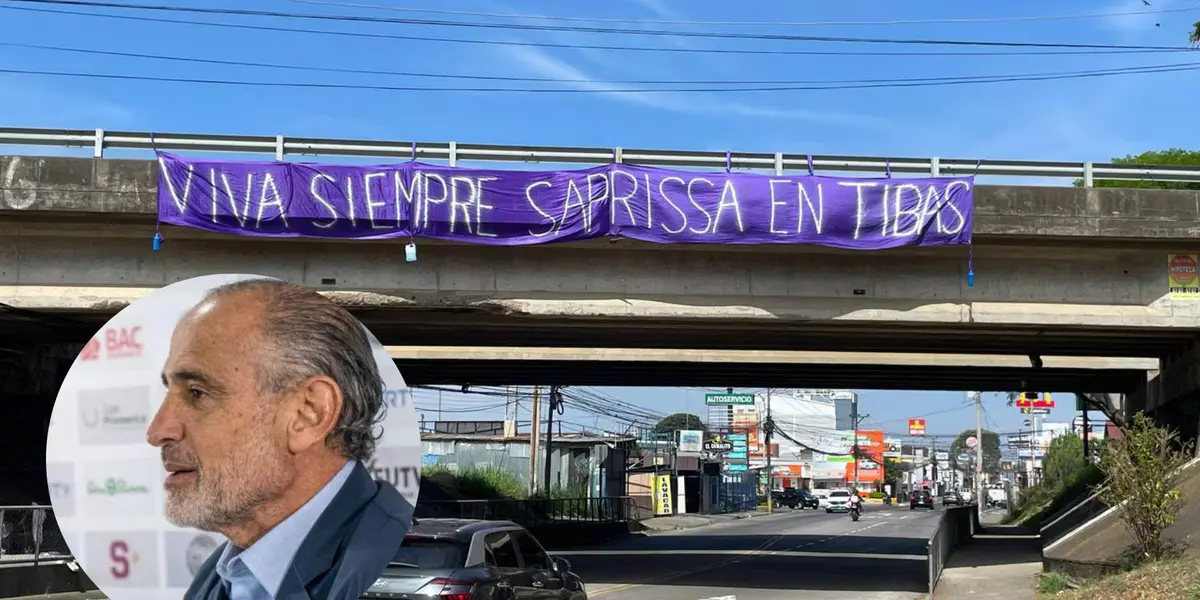 Gustavo Chinchilla, gerente del Deportivo Saprissa, con manta que colgaron los aficionados en Tibás