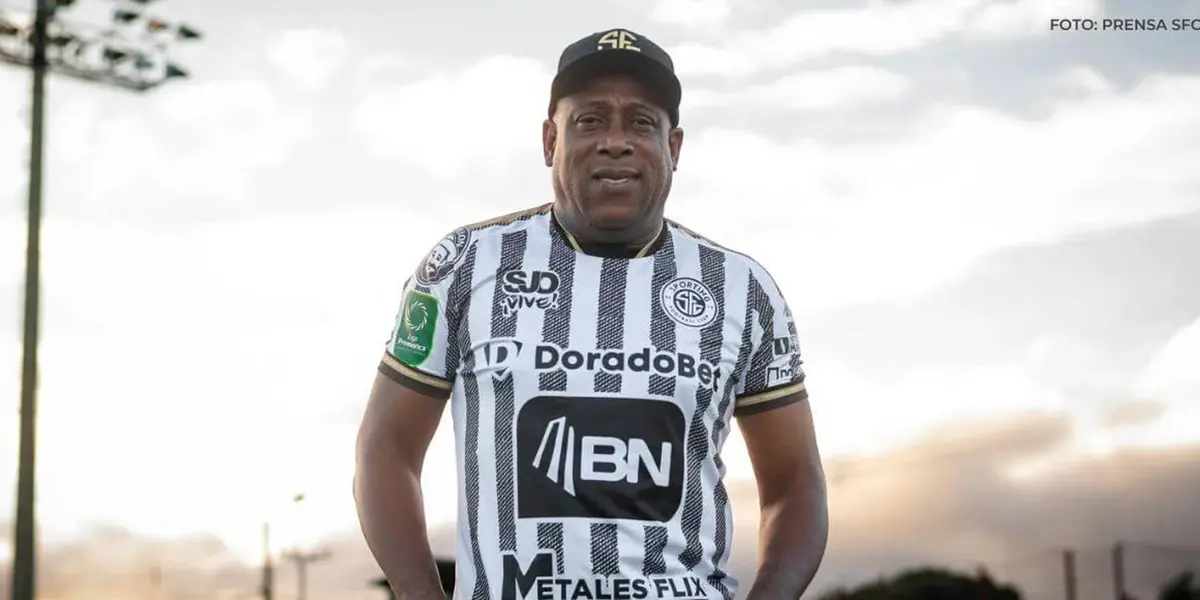 Hernán Medford vestido con la camisera de Sporting. Foto: SFC.