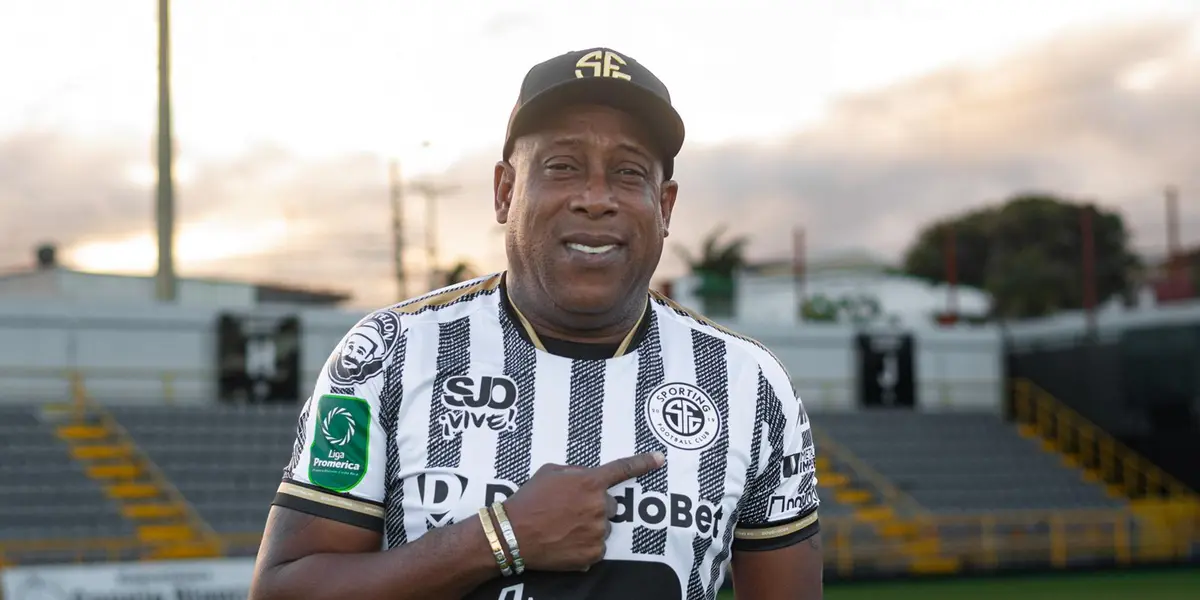 Hernán Medfordmostrando la camiseta de Sporting. Foto: Sporting.