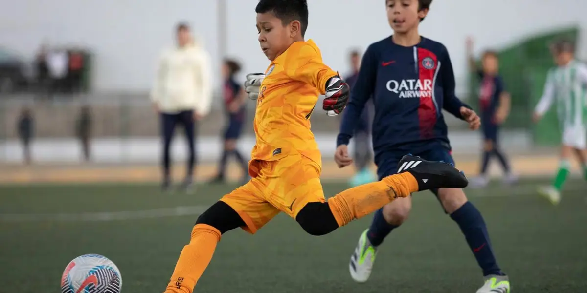 Hijo del arquero nacional es parte de la categoría U-10 del equipo de la capital francesa y deslumbra con su talento