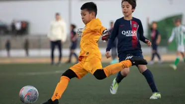 Hijo del arquero nacional es parte de la categoría U-10 del equipo de la capital francesa y deslumbra con su talento