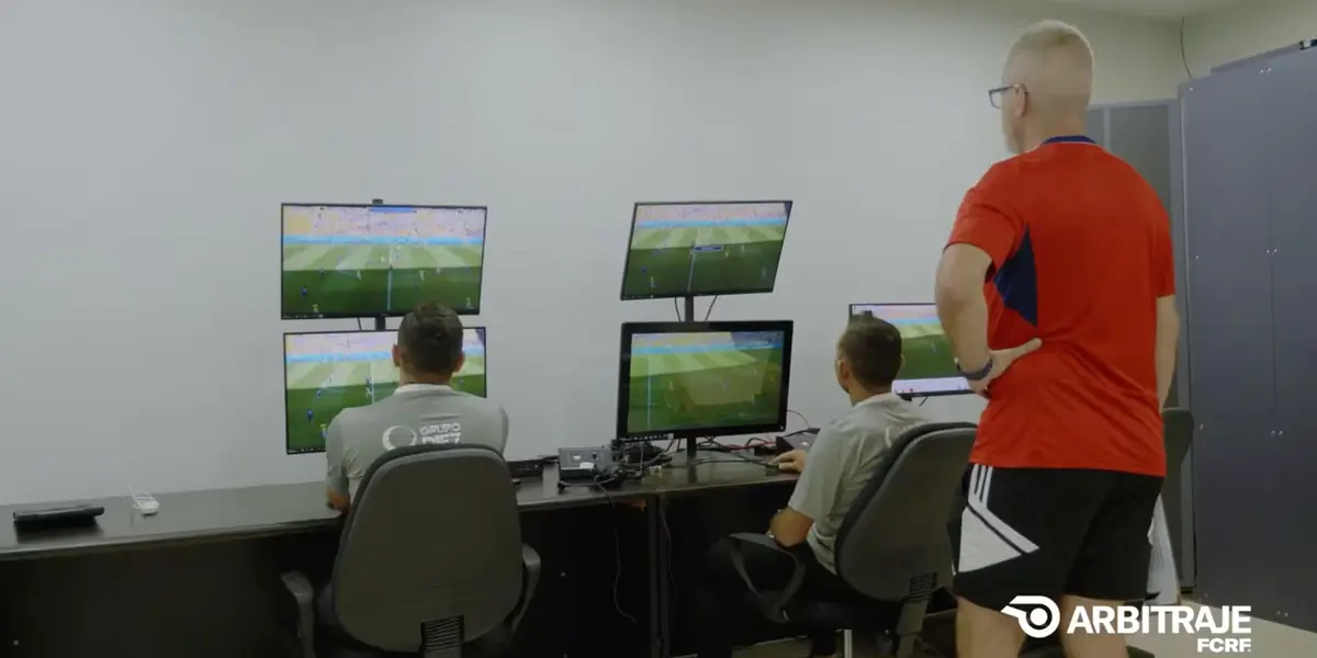 Horacio Elizondo, presidente de la Comisión de Arbitraje, fue quien mostró todos los detalles de la tecnología