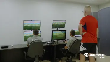 Horacio Elizondo, presidente de la Comisión de Arbitraje, fue quien mostró todos los detalles de la tecnología