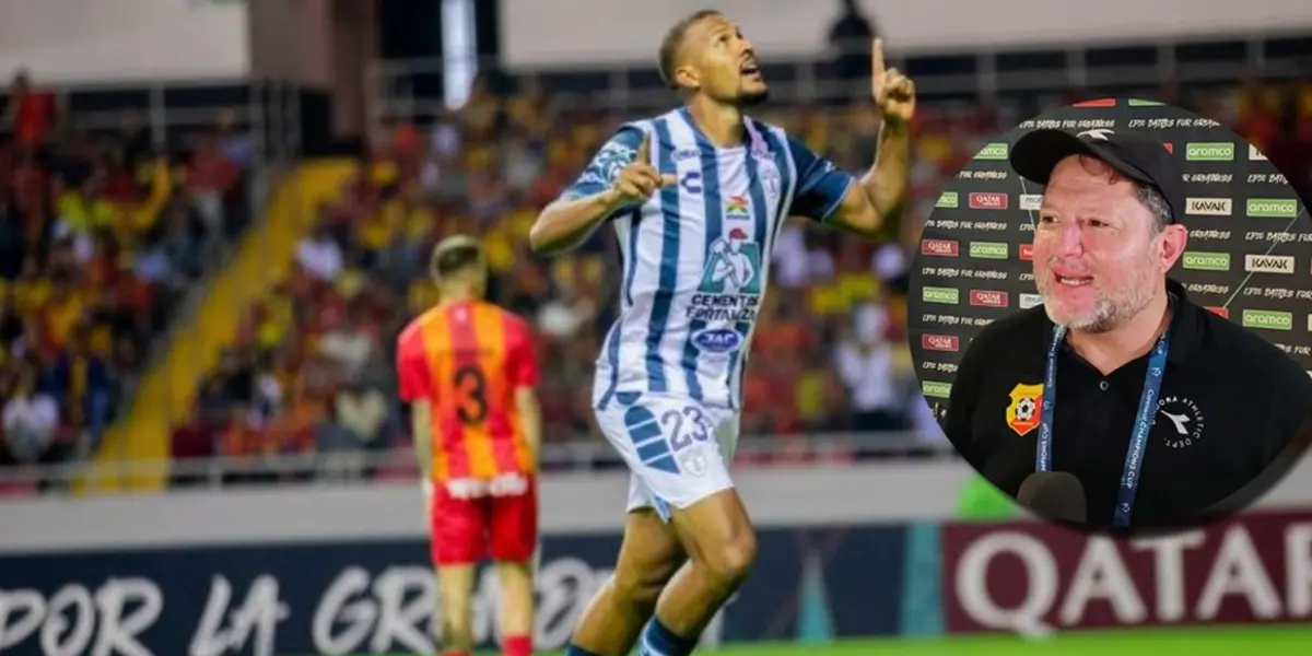 Jafet Soto con Salomón Rondón, luego de partido entre Pachuca vs. Herediano