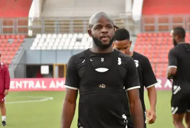 Javon East aprovechó un error de Aarón Cruz y adelantó a Saprissa contra Herediano.