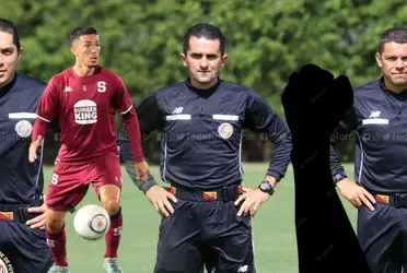 Jefferson Brenes no se guardó nada y evidenció a Wiliam Mattus al término del Clásico.