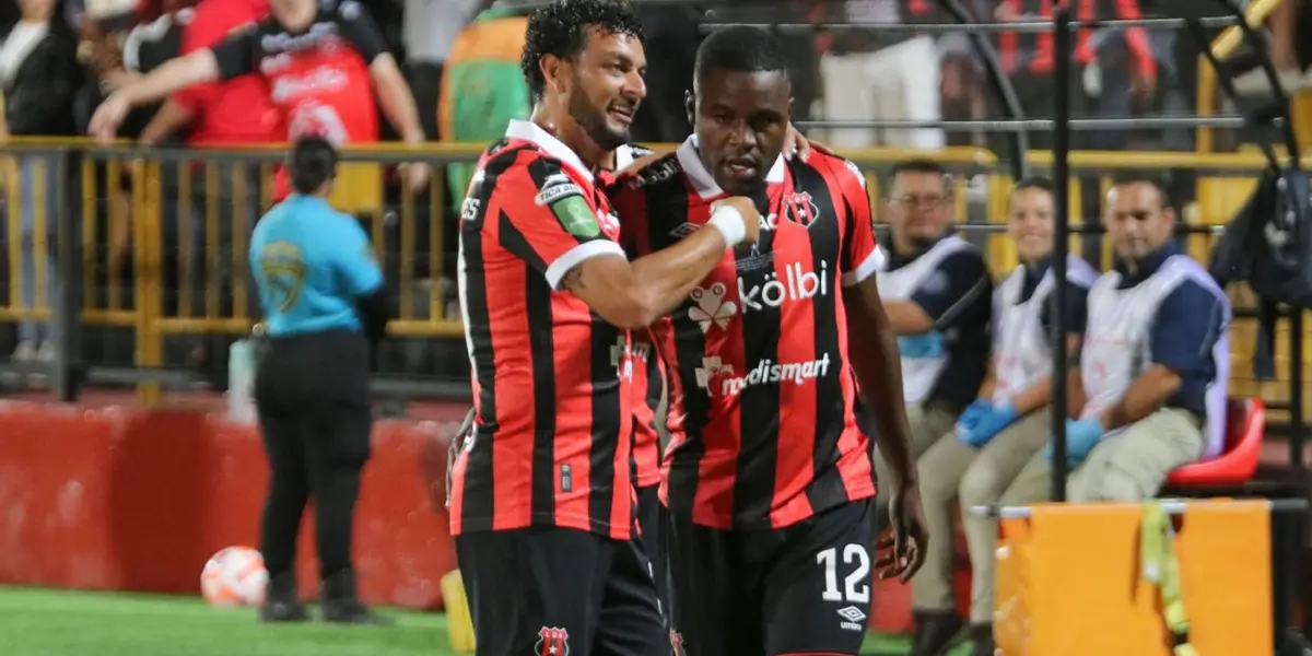 Joel Campbell siendo apoyado por Michael Barrantes con Alajuelense. Foto: LDA