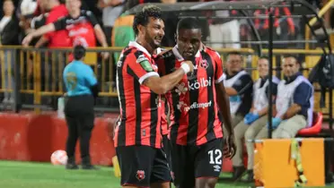 Joel Campbell siendo apoyado por Michael Barrantes con Alajuelense. Foto: LDA