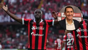 Joel Campbell vistiendo la camiseta de Alajuelense al lado de su entrenador, Alexandre Guimaraes. Foto: CRHoy.