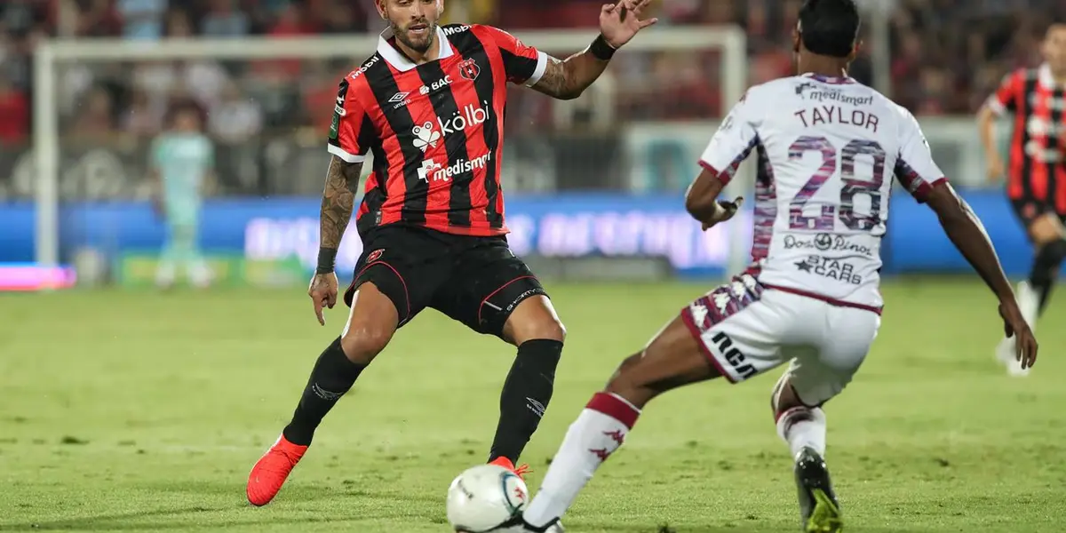 Jonathan Moya y Gerald Taylor jugando el clásico Nacional. Foto: La Teja.