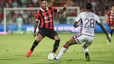Jonathan Moya y Gerald Taylor jugando el clásico Nacional. Foto: La Teja.