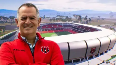 Joseph Joseph con el nuevo estadio de Alajuelense al fondo. Foto: La República.