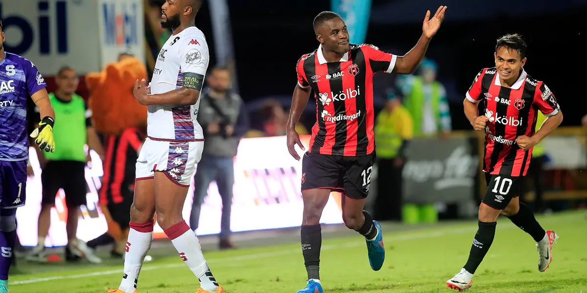 Jpel Campbell en el Clásico nacional. Foto: La Nación.