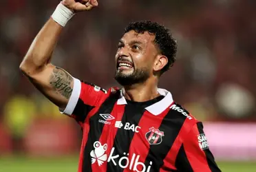 Jugador estaría analizando su futuro porque se le vence el contrato en menos de un mes