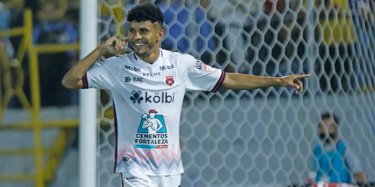 Jugador fue homenajeado previo al duelo crucial contra San Carlos