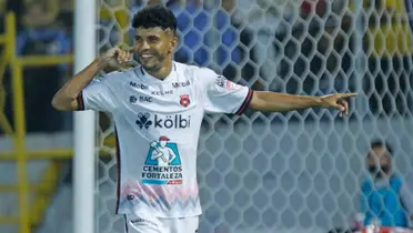 Jugador fue homenajeado previo al duelo crucial contra San Carlos