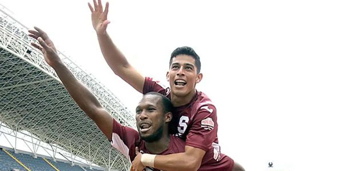 Jugador morado se metió en la imagen especial para un delantero