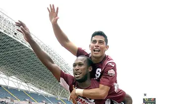 Jugador morado se metió en la imagen especial para un delantero
