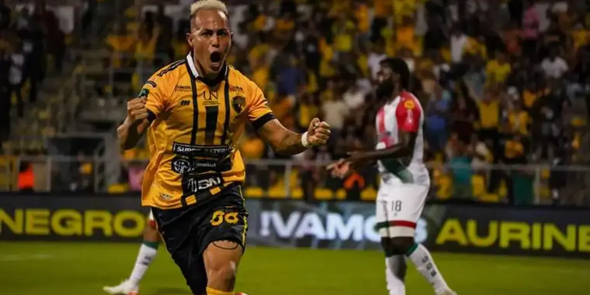 Jugador Raúl Vidal celebrando el gol que le marcó a Guanacasteca. Foto: Teletica.com