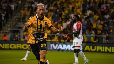 Jugador Raúl Vidal celebrando el gol que le marcó a Guanacasteca. Foto: Teletica.com