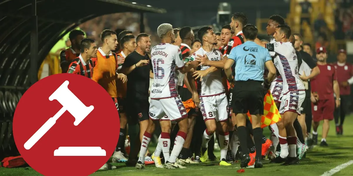 Jugadores de Alajuelense y Saprissa peleando en el Clásico. Foto: La teja.