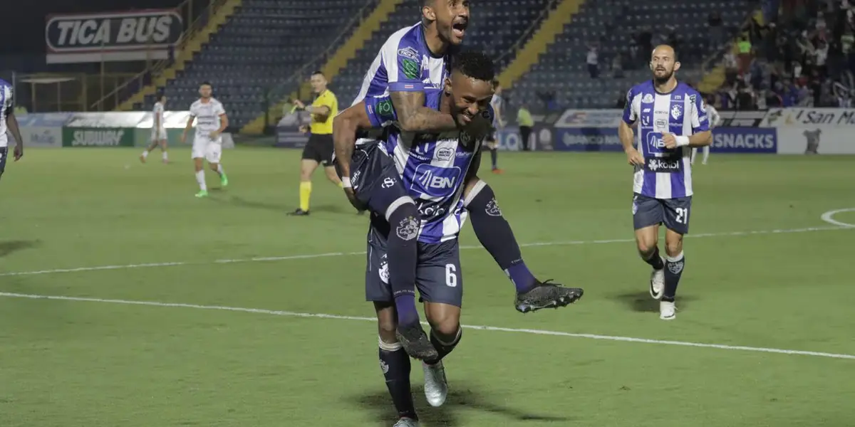 Jugadores de Cartaginés celebrando los goles que le marcaron a San carlos. Foto: CSC.